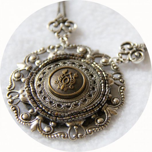 Collier Esprit Antique avec un médaillon brodé de perles monté sur une estampe en métal argent ancien et fines chaines argent et bronze
