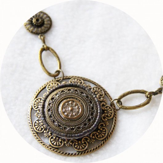 Collier Esprit Antique avec un médaillon brodé de perles monté sur une estampe en métal bronze ancien et chaine grands maillons bronze