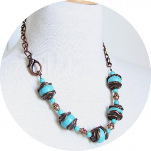 Collier esprit antique en pierre howlite bleu turquoise et perles en cuivre sur chaine cuivre