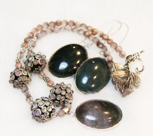 Collier médaillon en agate verte et perles de verre filé artisanales à bulles couleur opale et boucles d'oreilles en agate