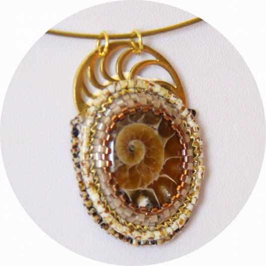 Collier médaillon ammonite serti de perles japonaises dorées