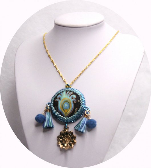 Collier médaillon bleu et doré plume de paon