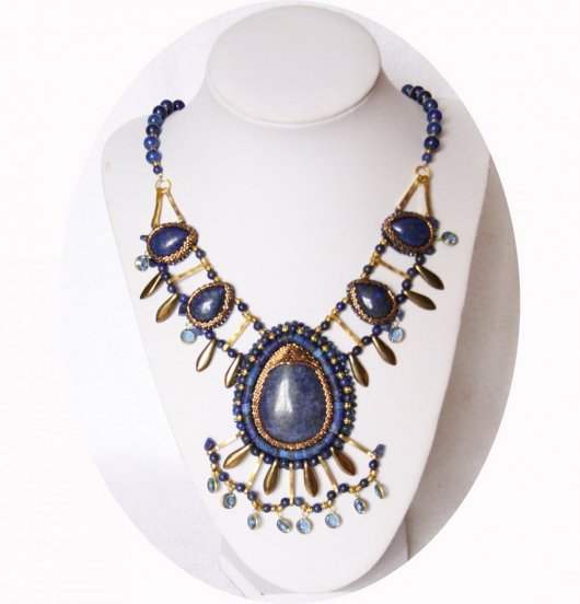 Collier médaillon bleu lapis lazuli et doré en broderie de perles