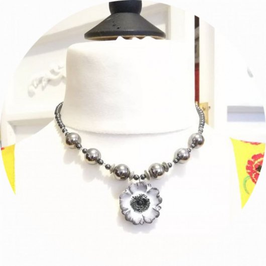 Collier médaillon coquelicot blanc et gris sur rang de perles en hématite