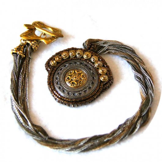 Collier médaillon Esprit Antique en métal couleur or argent bronze brodé de perles dorées et monté sur chaine multirang