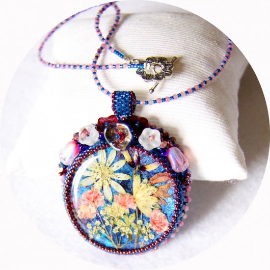 Collier médaillon fleurs séchées bleu rose et blanc serti de perles japonaises