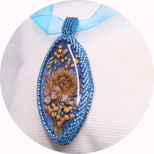 Collier médaillon fleurs séchées bleu serti de perles japonaises et cristal