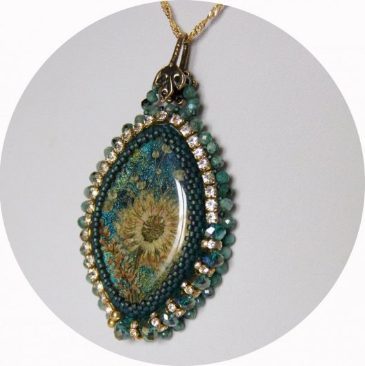 Collier médaillon fleurs séchées bleu vert serti de perles japonaises et cristal