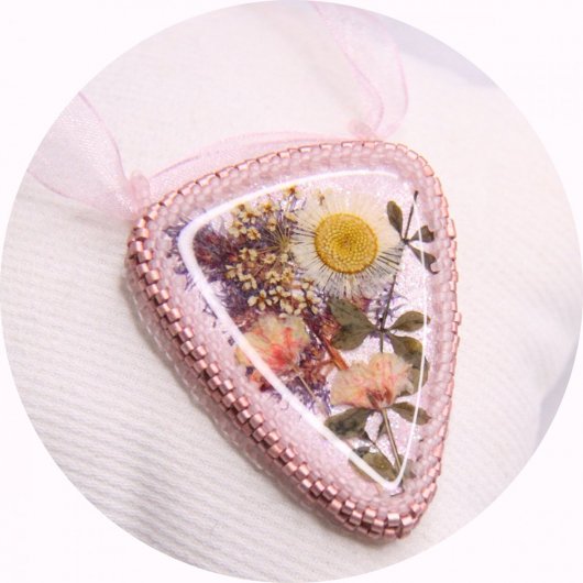 Collier médaillon fleurs séchées rose poudré serti de perles japonaises et cristal