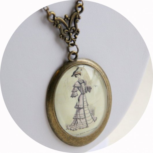 Collier médaillon gravure de mode Belle Epoque mauve