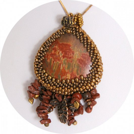 Collier médaillon de jaspe picasso brodé de perles bronze et or