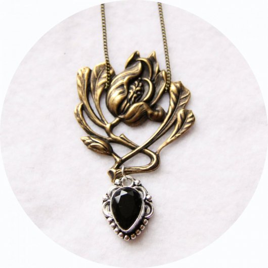 Collier médaillon Art Nouveau avec une estampe tulipe bronze et un cabochon noir
