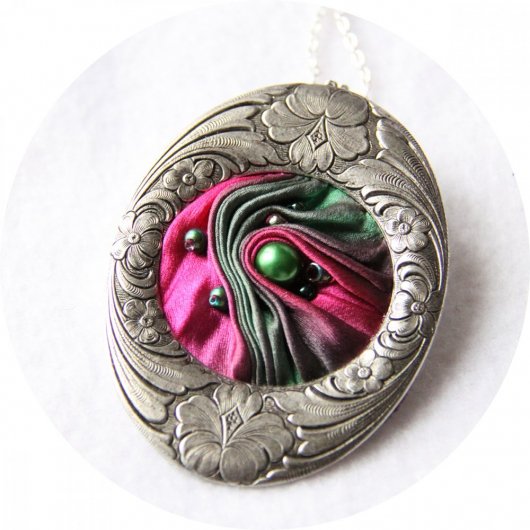 Collier médaillon ovale en ruban de soie shibori rose fuchsia et vert et cadre argenté Art Nouveau