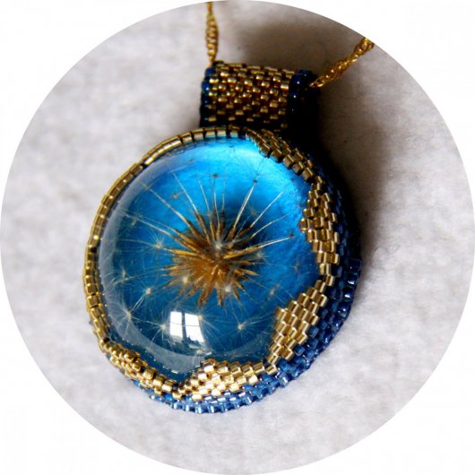 Collier médaillon pissenlit  bleu et or serti de perles japonaises