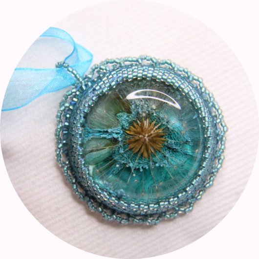 Collier médaillon pissenlit  bleu vert serti de perles japonaises