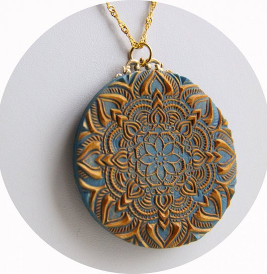 Collier médaillon rond mandala bleu azur et doré