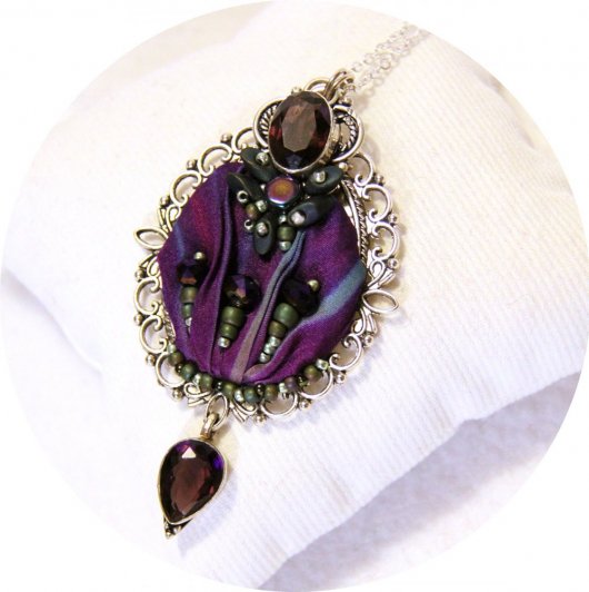 Collier médaillon en soie shibori violet mauve brodé de perles et cristal amethyste sur support argent