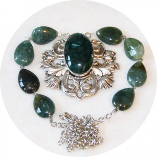 Collier Art Nouveau esprit Mucha estampe argent et cabochon de pierre verte sur rang de perles gouttes en agate verte