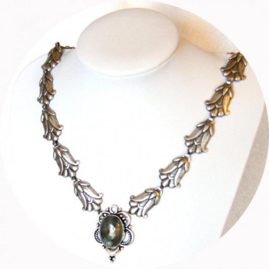 Collier Art Nouveau médaillon en labradorite bleu vert et chaine tulipe en laiton plaqué argent ancien