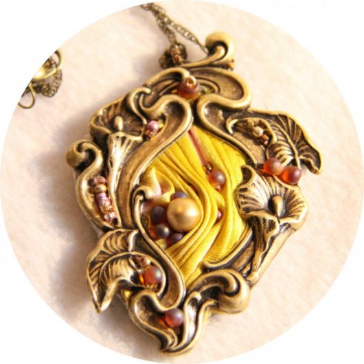 Collier Art Nouveau médaillon Lys en soie shibori jaune rose brodé de perles roses et or et cadre laiton bronze