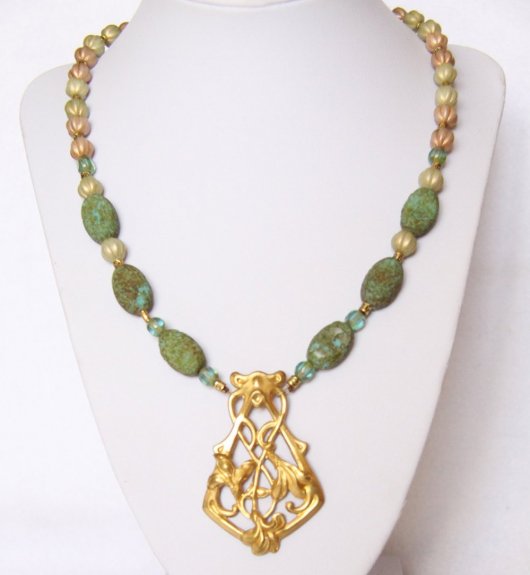 Collier Art Nouveau style nymphe Mucha avec fleur de Lys doré et perles de Boheme vert et or