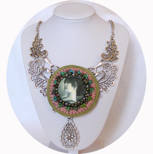 Collier plastron vert rose et argent en broderie de perles sur un support argenté filigrané