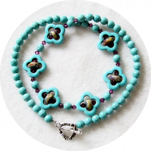 Collier rang de perles turquoise bleu et perles trèfle avec des perles verre filé au chalumeau et cristal violet esprit médiéval
