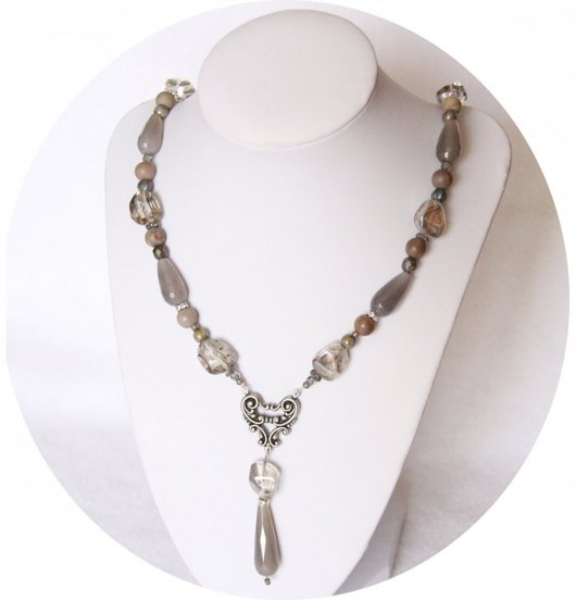 Collier sautoir gris argent en perles d'agate et de cristal