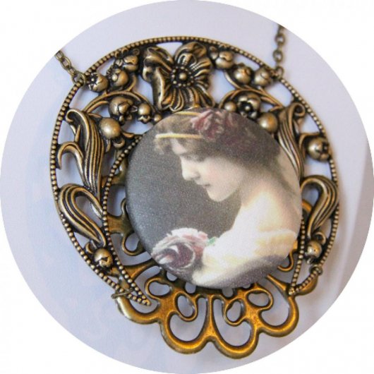 Collier sautoir médaillon de style victorien bronze sépia avec un bouton en tissu portrait et une estampe en croissant de lune style Mucha
