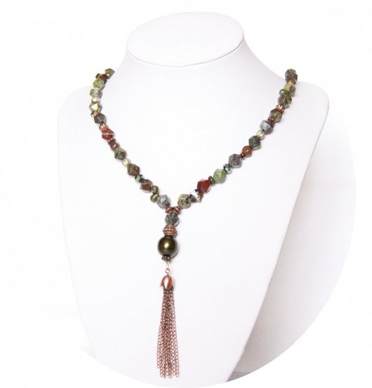 Collier sautoir en perles de jaspe vert bordeaux et cuivre