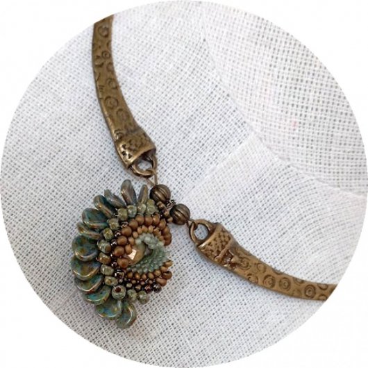 Collier spirale de perles vert et bronze