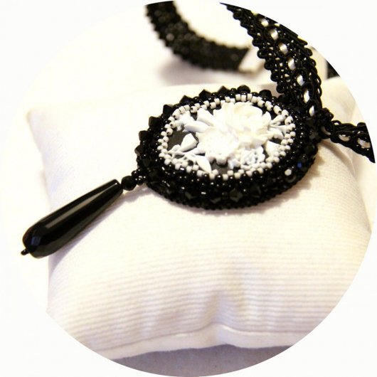 Collier tour de cou camée fleur noir et blanc et ruban de passementerie