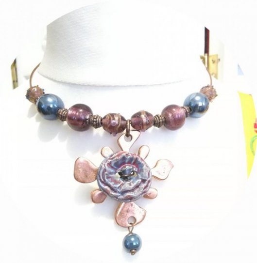 Collier tour de cou cuivre mauve et bleu avec médaillon coquelicot en céramique