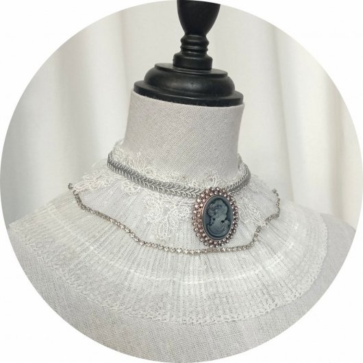 Collier tour de cou en dentelle blanche et broche camée grise