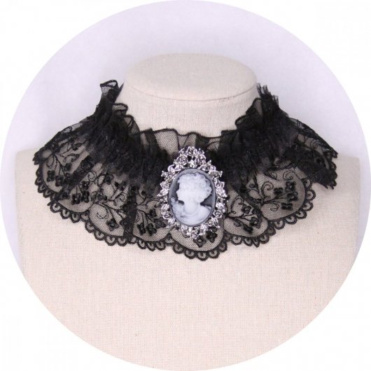 Collier tour de cou en dentelle noire et broche camée grise