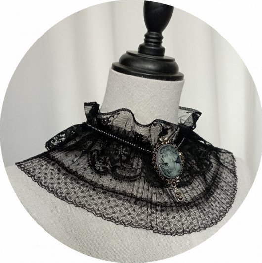 Collier tour de cou en dentelle noire et broche camée grise