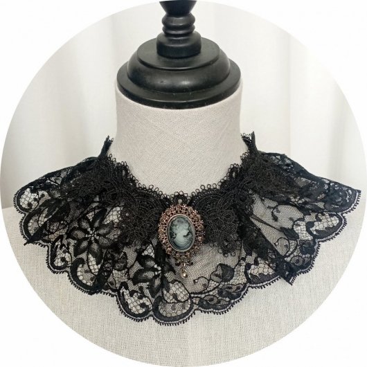 Collier tour de cou en dentelle noire et broche camée grise