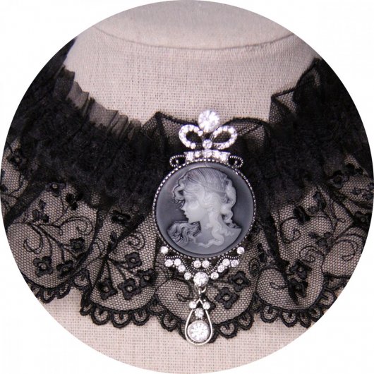 Collier tour de cou en dentelle noire et broche camée grise