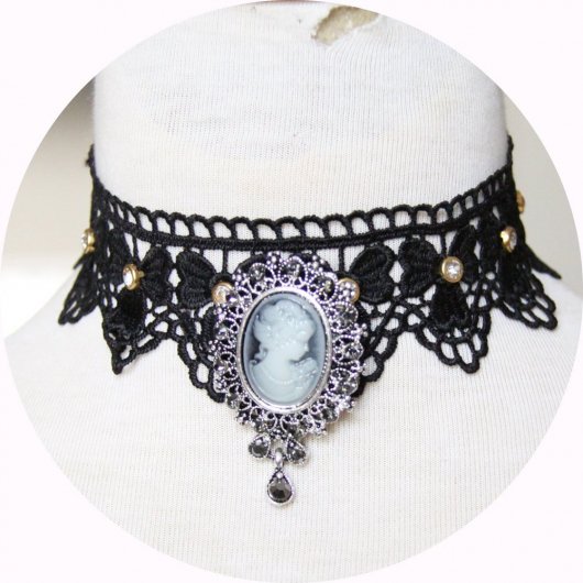 Collier tour de cou en guipure noire avec sequins strassés et broche camée grise