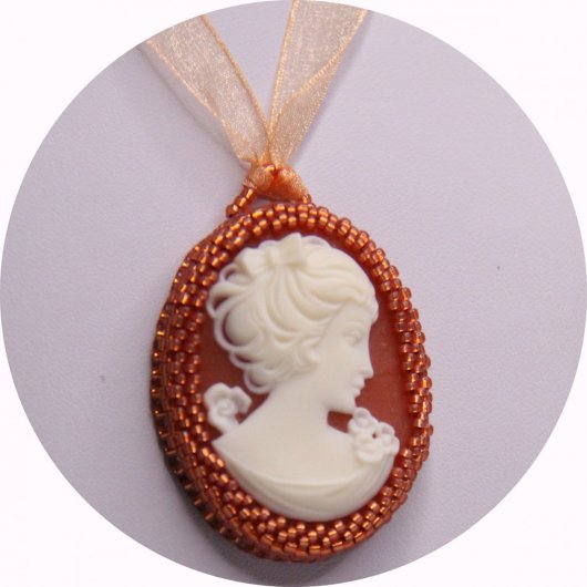 Collier tour de cou portrait camée corail et ruban d'organza
