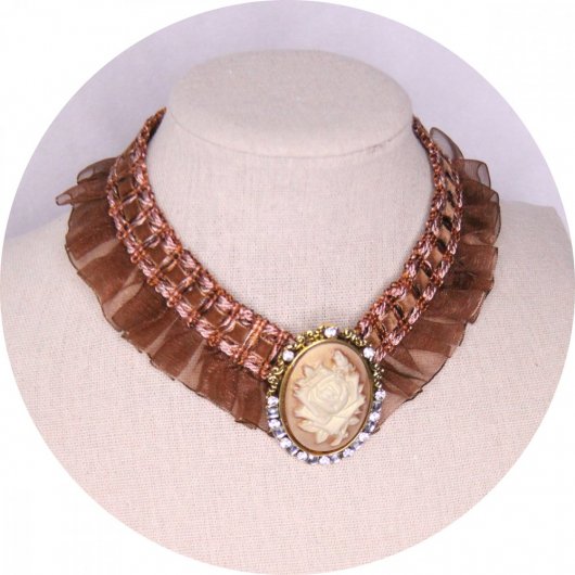 Collier tour de cou en ruban marron et broche camée fleur dorée