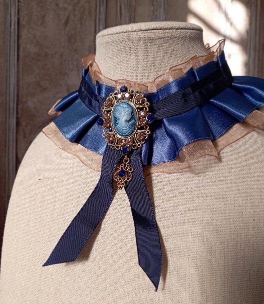 Collier tour de cou en ruban de satin bleu et broche camée strassée