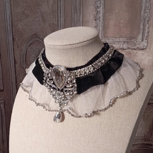 Collier tour de cou en ruban de velours noir et broche strassée