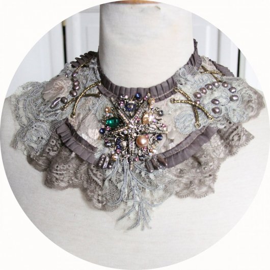 Collier tour de cou en soie et dentelle grise et étoile de mer strassée