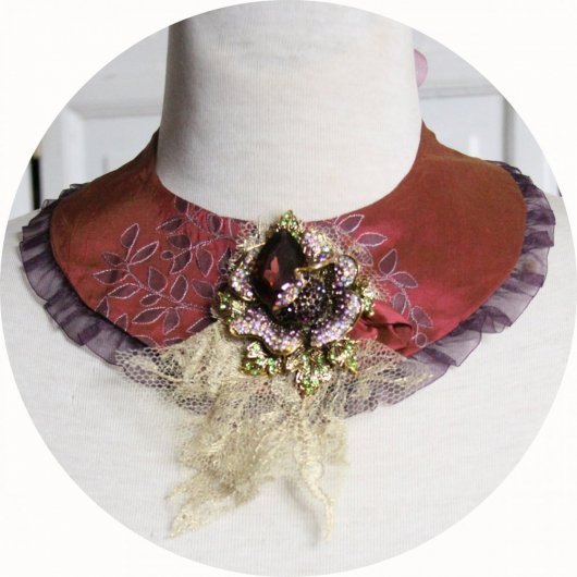 Collier tour de cou en soie rose et doré orné de cristal et strass