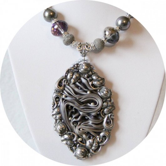 Collier Victorien médaillon textile en soie shibori grise et cadre argent et broderie de perles de cristal