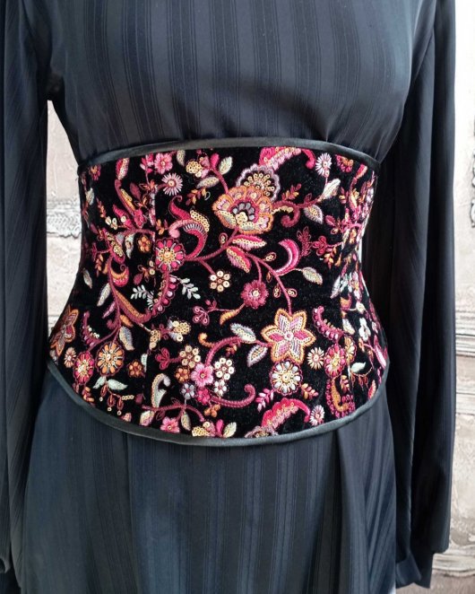 Corset Serre-taille en velours brodé noir