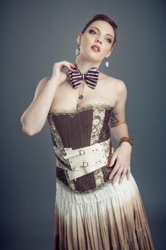 Corset Steampunk en coton marron uni et horloges bordé de dentelle métallique dorée