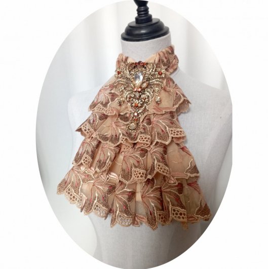 Col jabot en dentelle beige plissée et broche strassée