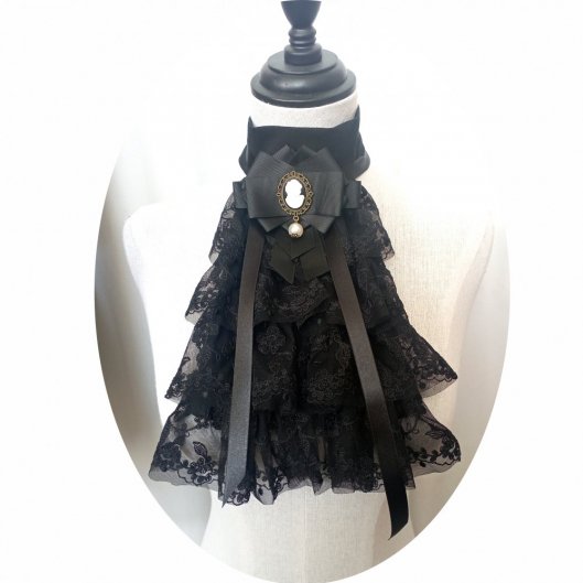 Col jabot en dentelle noire plissée et broche camée